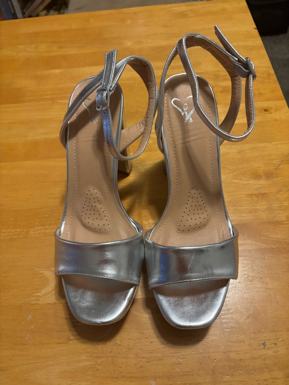 Silver Heels - Picture 2 of 2